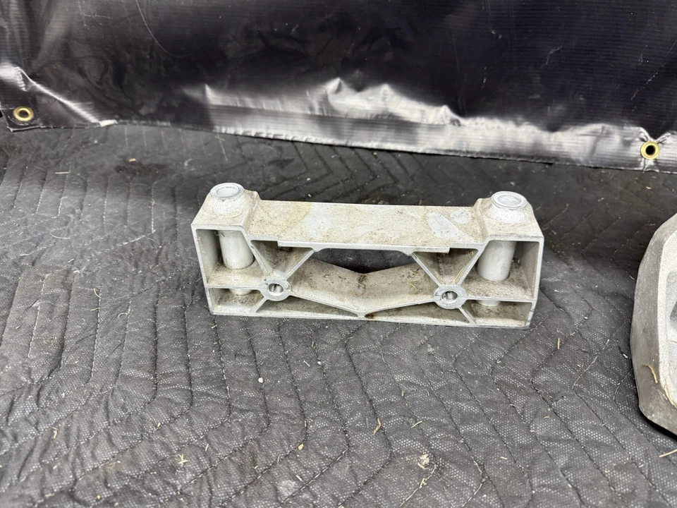 2017-2023 AUDI R8 AWD 5.2L REAR AUTOMATIC TRANSMISSION SUPPORT MOUNT BRACKET OEM - Image 3 of 4