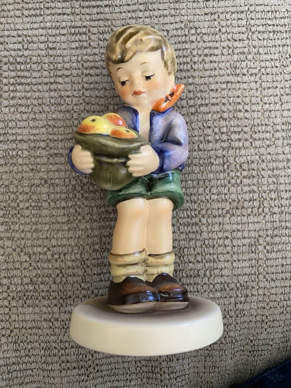 Goebel Hummel #485 Gift From a Friend Figurine 5" 1991/1992