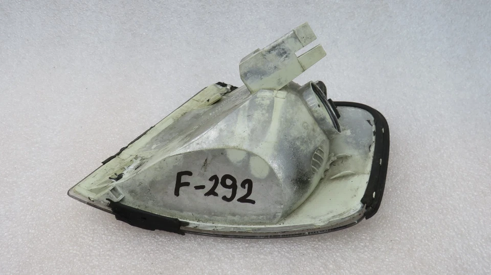 AUDI A3 - FRONT RIGHT INDICATOR / Turn Indicator FR / 963286 HELLA MT4 ##F-292 - Image 2 of 4