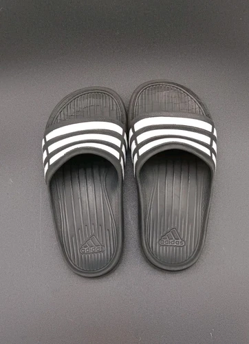 Scarpe Adidas Youth K11 nere con slide a righe bianche e nere sandalo punta aperta