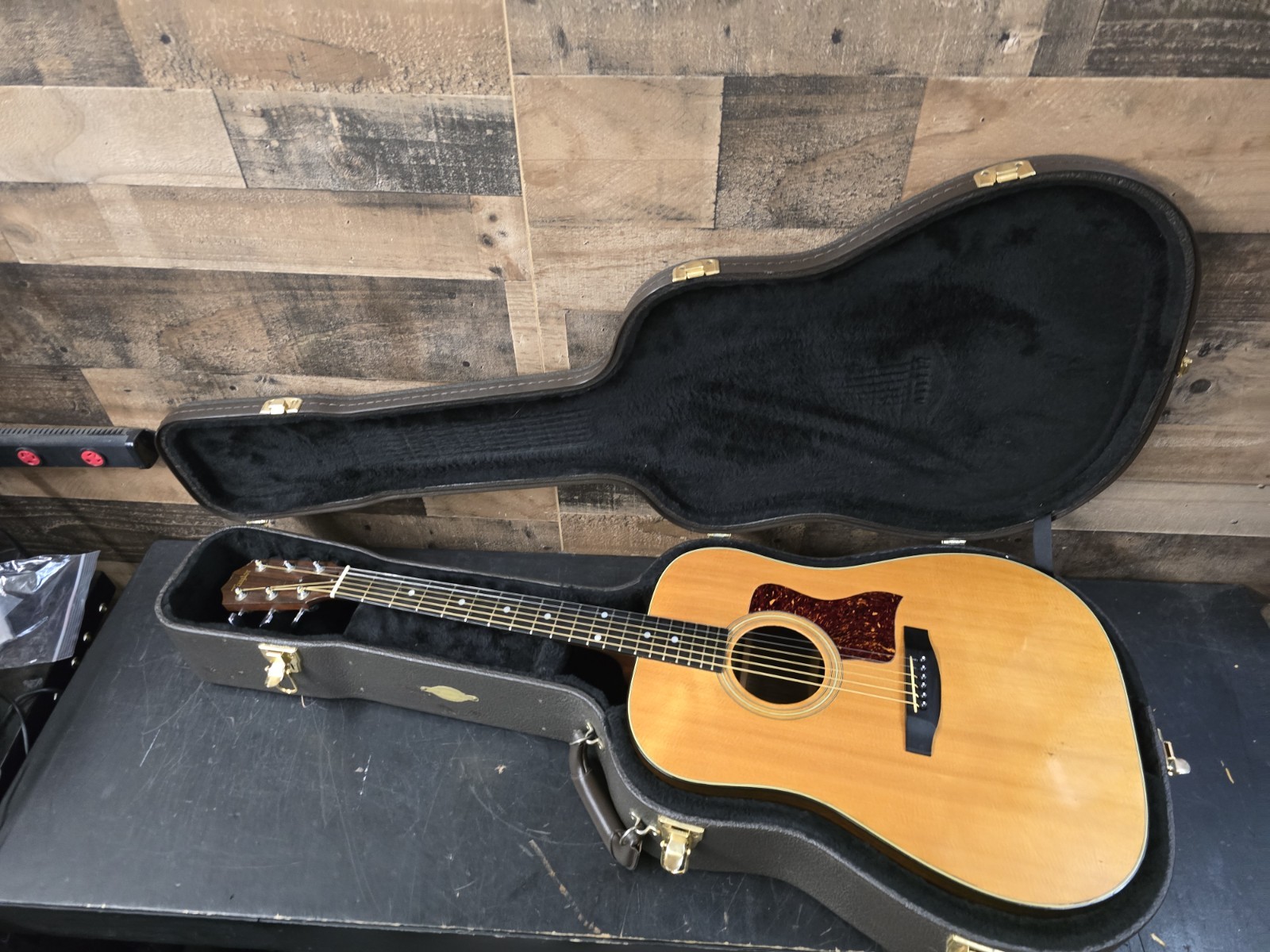 VINTAGE 1979 TAYLOR 710 HAND SIGNED  Rare Guitar. With Hard Shell Case