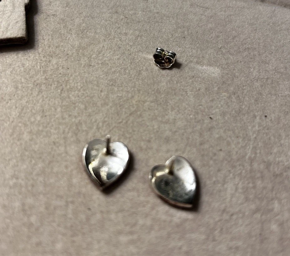 Pendientes de corazón Gucci de plata de ley con esmalte rojo Foto 3 de 4