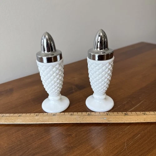 VINTAGE WESTMORELAND MILK GLASS ENGLISH HOBNAIL SALT&PEPPER SHAKERS-set of 2