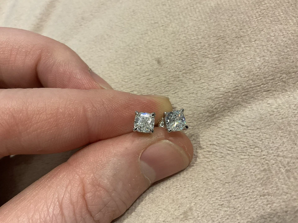 Pendientes solitarios enchapados en platino 925 con corte cojín de diamantes creados en laboratorio de 1,0 quilates Foto 2 de 4