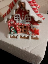 KURT ADLER.6"H - B.O.LED-GINGERBREAD JUNCTION- RED GINGERBREAD SNOWMAN HOUSE-NEW