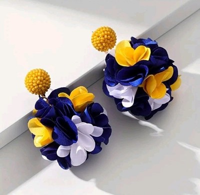 Damen Handgefertigte Damen Ohrringe in Form einer Blume Stoff por