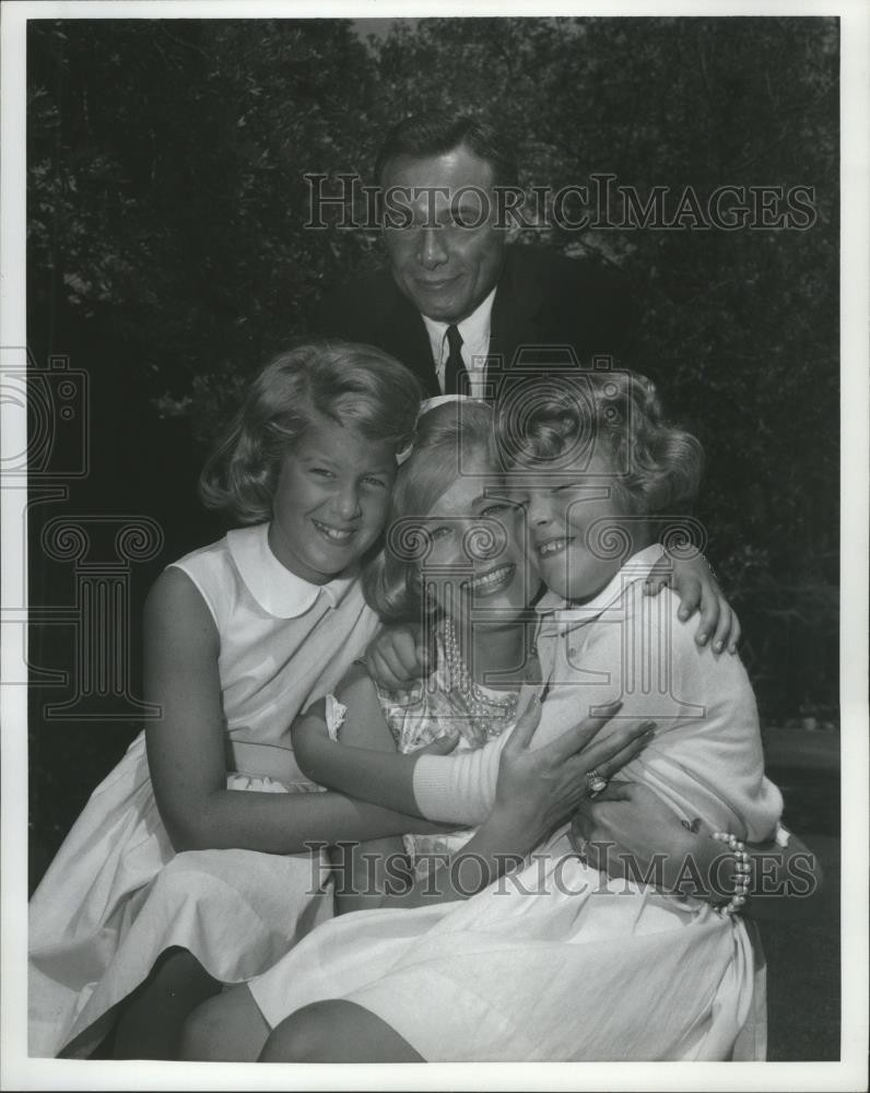 1962 Press Photo Alan Livingston and Wife Nancy Olson with Children at Wedding