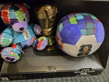 Copa Mundial de la FIFA 2026 Global Peluche Paquete de 3 Caja Set Oso Trofeo Balón de Fútbol Jazwares