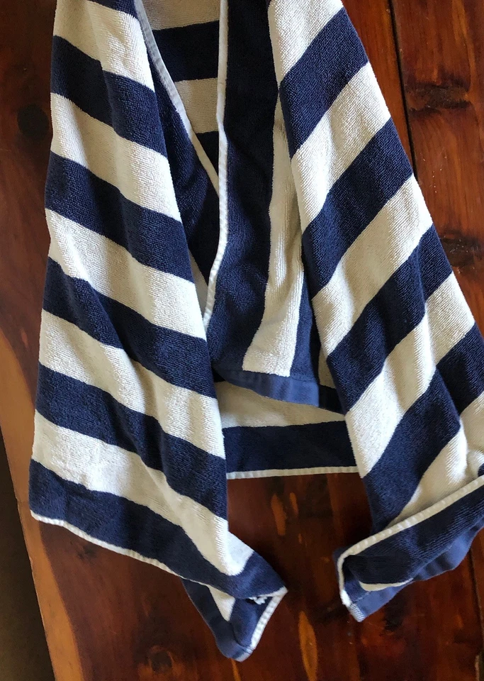 Toalla con capucha Pottery Barn para niños pequeños clásica a rayas azules y blancas 100 % algodón Foto 4 de 4