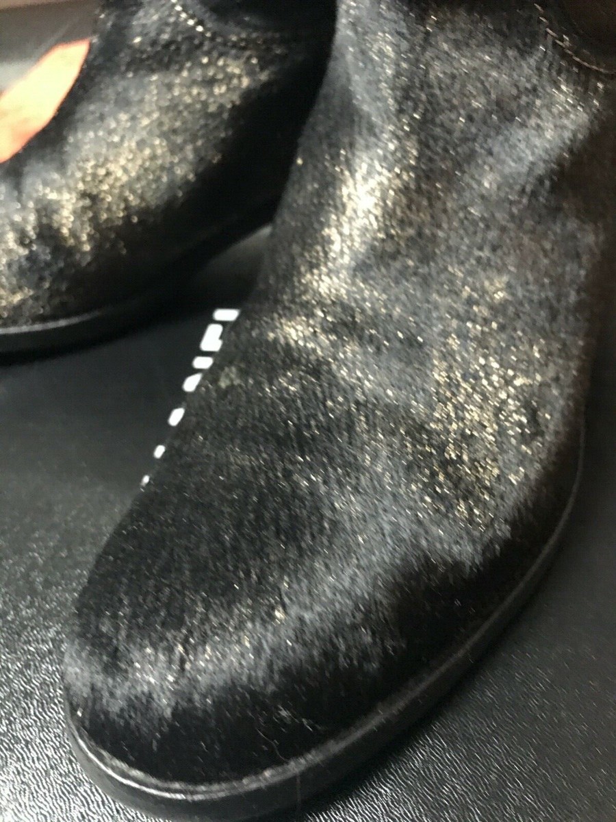 chanel boots sz 39. black lightly used with a box, excellent chanel boots sz 39. black lightly used with a box, excellent