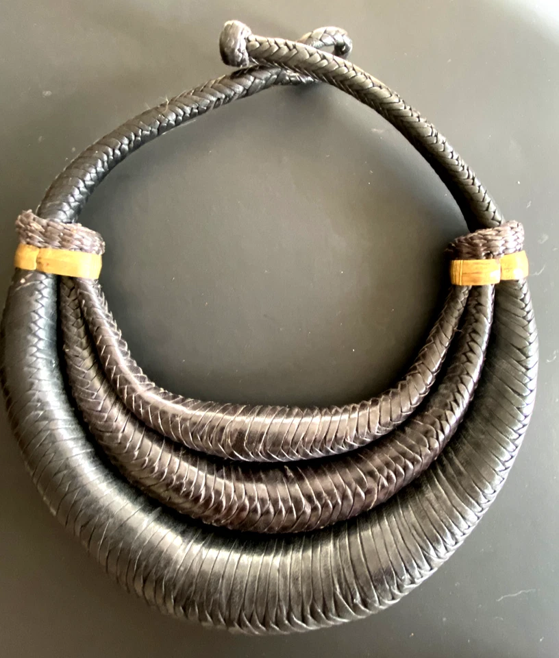 Hermoso collar de cuero tubular brutalista tejido africano de 3 niveles pieza de declaración Foto 3 de 4
