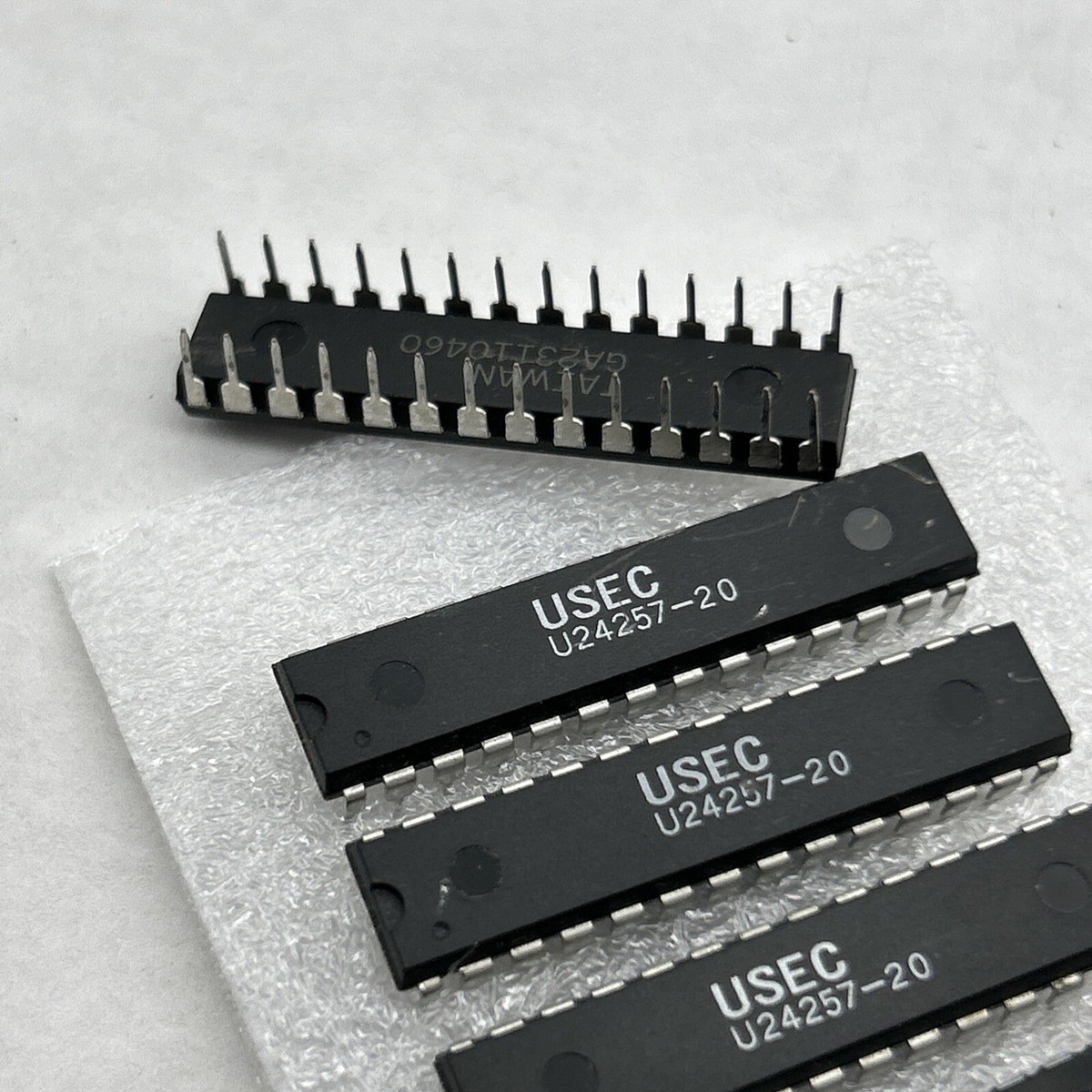 QTY-5 ISSI USEC U24257-20 28-PIN DIP SRAM 128k cache memory chips