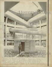 1974 Press Photo Man in the criss cross passageway at Charles de Gaulle Airport
