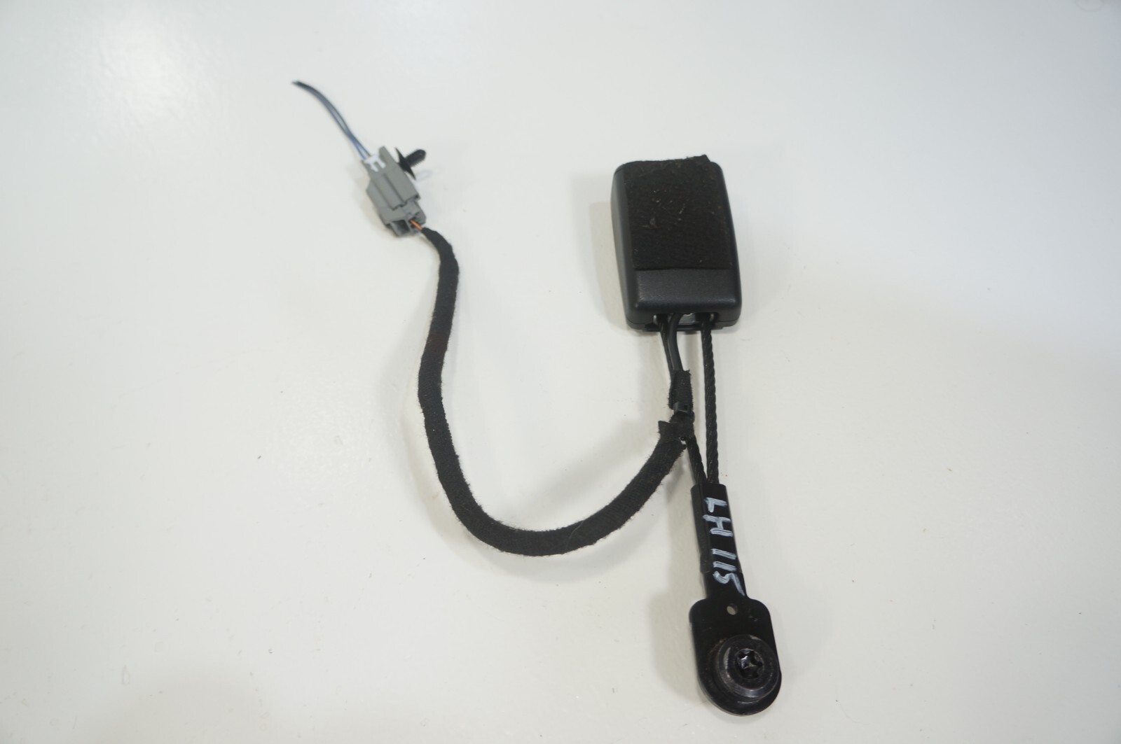 14-2022 maserati ghibli  front left driver side seat belt buckle oem