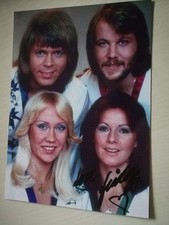 ABBA - ORIG. AUTOGRAMM auf 13 x 18 cm FOTO von ANNIFRIED LYNGSTAD - SIGNED
