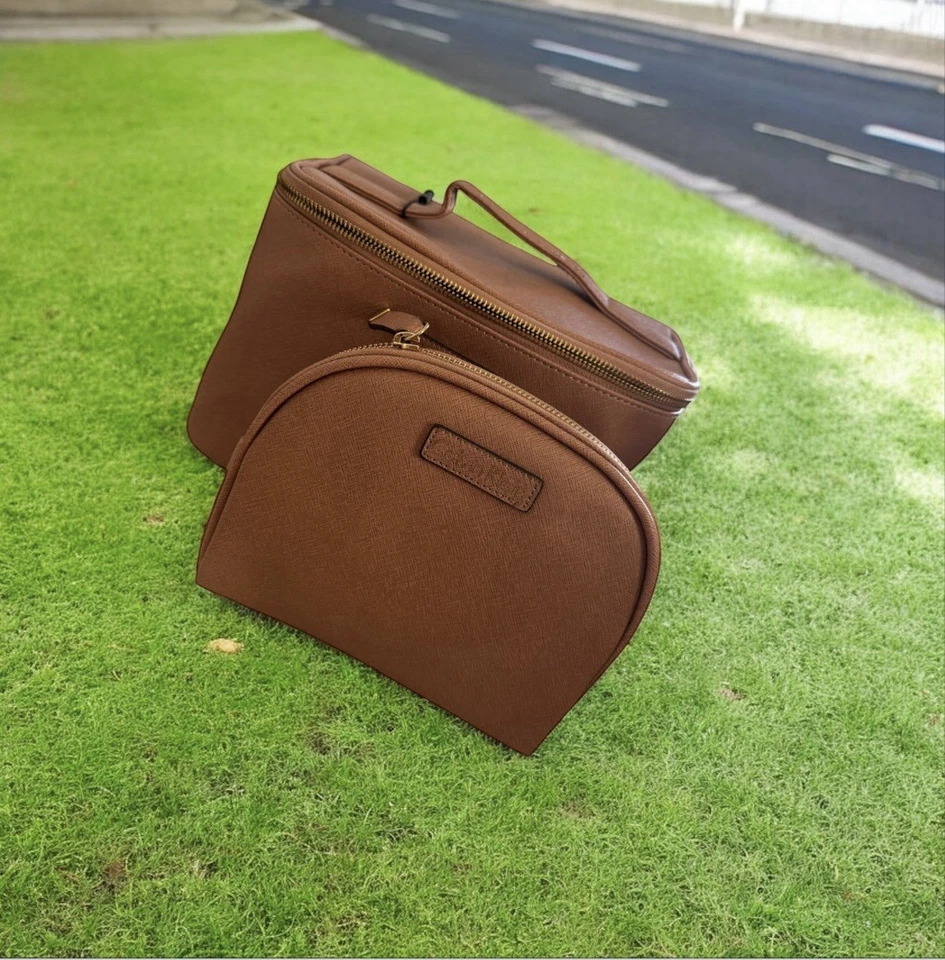 Bolsa de viaje de maquillaje con logotipo de Calvin Klein rosa/marrón con cremallera alrededor conjunto grande de artículos de tocador Foto 2 de 4