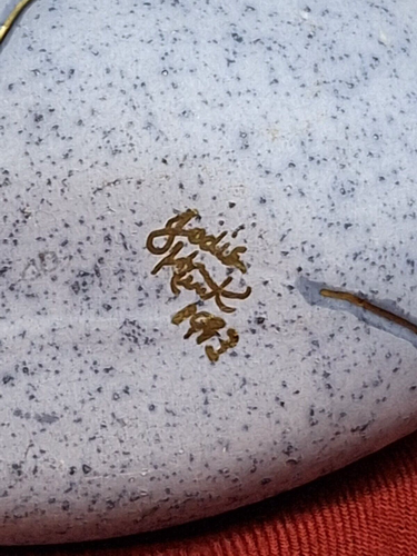 Jarrón de cerámica artística firmado Southwest 1993 de colección tono dorado detalles pintados 8" de alto - Imagen 9 de 14
