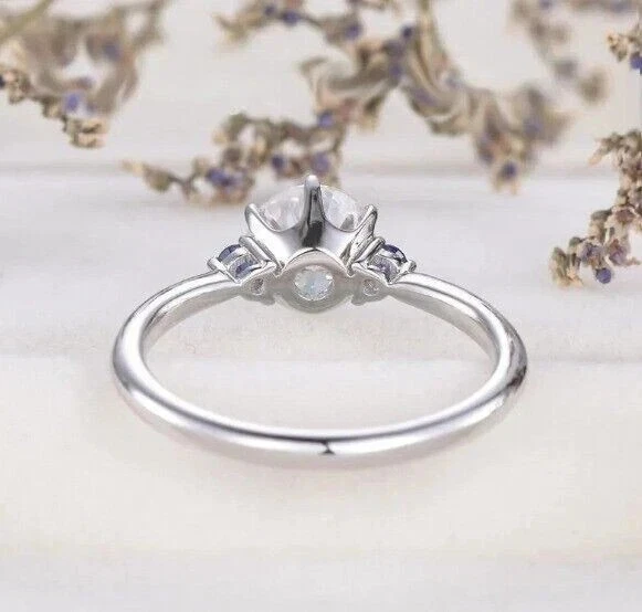 Anillo de boda de diamantes simulados de corte redondo de 2 quilates enchapado en oro blanco de 14 k Foto 3 de 4