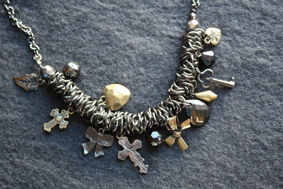 SIGUIENTE COLLAR ESTILO 'GÓTICO' NEGRO con Cruces, Arcos, Corazones y Cuentas de Latón Foto 4 de 4