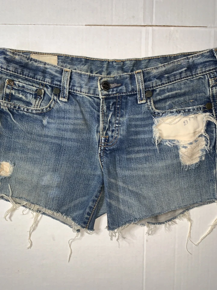 Pantalones cortos de mezclilla desgastados Ruehl Button Fly de segunda mano (talla 27) Foto 3 de 4