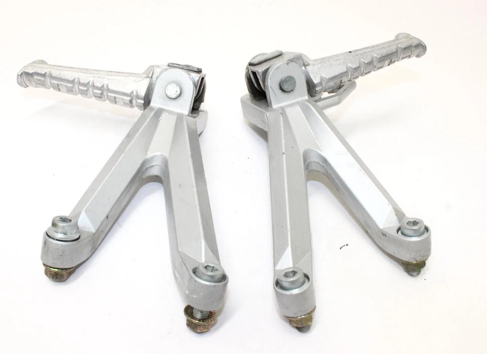 Juego de clavijas traseras de pasajero Hyosung GT650R TT 2007 par OEM Foto 2 de 4