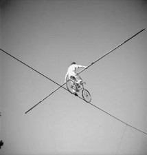 Foto antigua Tightrope Walker Harry Daves actuando en Zurich 1949