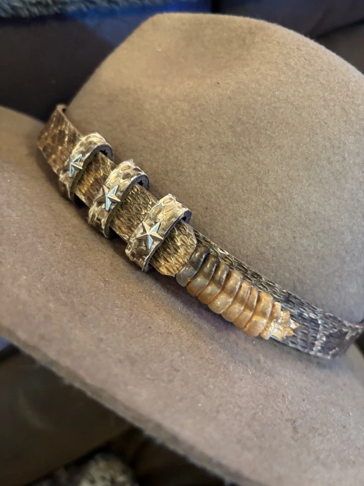 Banda sombrero vaquero serpiente de cascabel con cascabel Foto 2 de 4