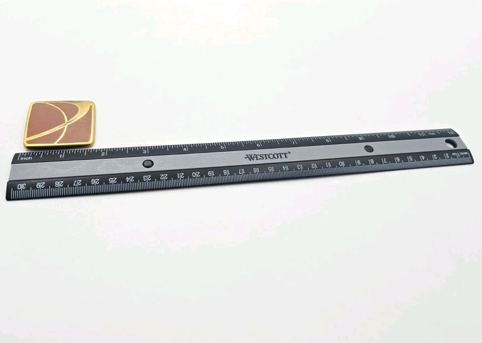 SATURNO L100 2000-2002 TAPA MALETERO TRASERO EMBLEMA LOGOTIPO INSIGNIA SÍMBOLO DORADO Foto 2 de 3