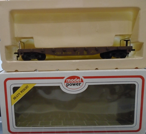 Modelo Power #8140 HO Escala 40' Coche Plano Santa Fe Marrón #933253 NUEVO EN CAJA | Condition: New