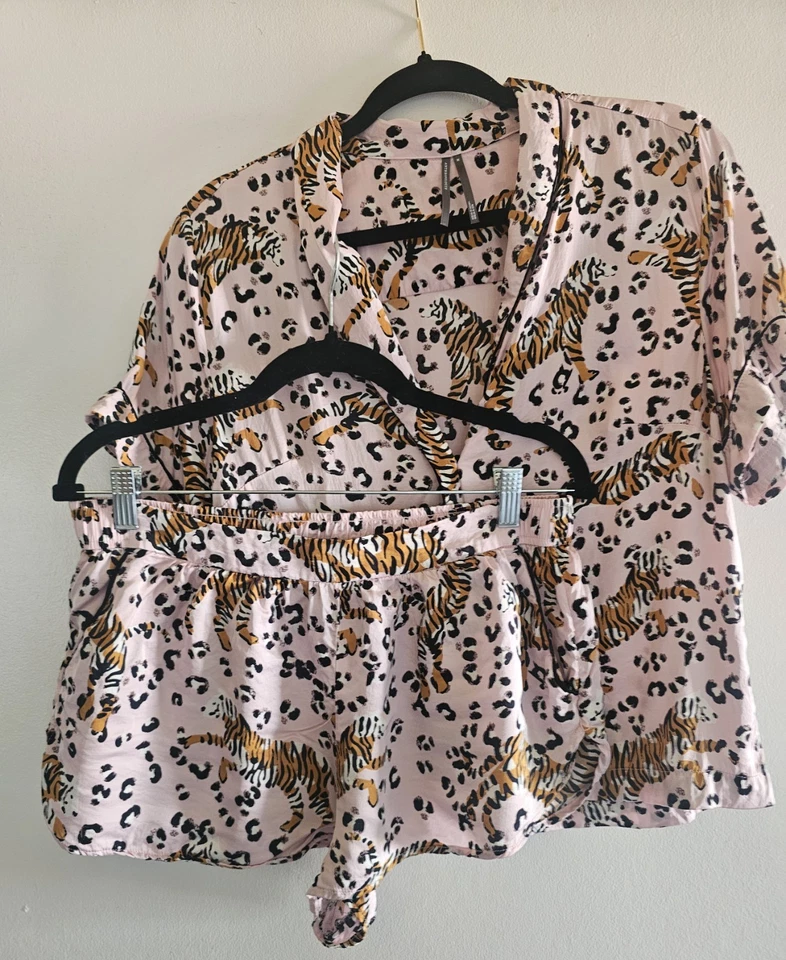 Pantalones cortos y top de pijama con estampado de tigre sedoso de Anthropologie.  Talla mediana Foto 2 de 4