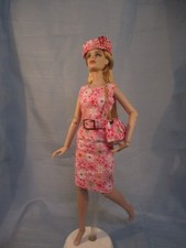Issie un vestido de muñeca y sombrero para la muñeca Miss Revlon.  Por Peggy Feltrope