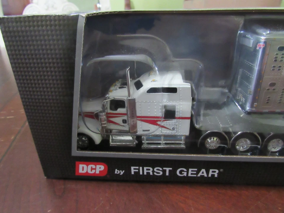 DCP 1/64 #60-1211 KENWORTH W900L 86" STUDIO TRI-AXLE W/WILSON TRI-AXLE TRAILER - Image 2 of 4