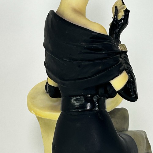 Vintage A.D.L. Figurina Vittorio Tessaro Signora seduta con cane 1990 base legno - Foto 11 di 24