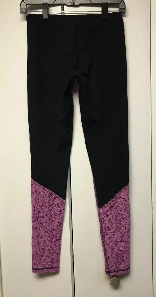 Leggings apertadas IVIVVA by Lululemon Train For The Game detalhe de renda rosa KID 14 - Imagem 2 de 4