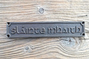 LOVELY-GAELIC-VINTAGE-STYLE-CAST-IRON-SIGN-SLAINTE-MAHAITH-GOOD-HEALTH-PUB-SIGN