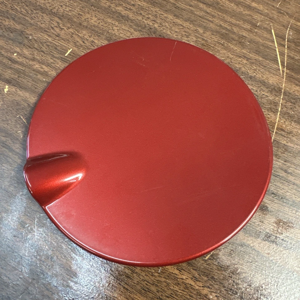 Chevy Sonic 2012-2024 puerta de combustible puerta de gas tapa de gas cubierta roja metálica OEM 95483706 Foto 2 de 4