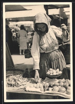 Foto-AK Gemüsehändlerin auf dem Markt bereitet ihren Stand vor 1944 