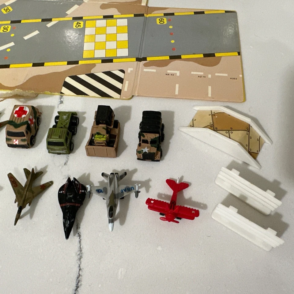 Funrise Micro Action АВИАБАЗА 25+ Элементов Самолеты Автомобили Грузовики Танки с Чехлом - Изображение 2 из 4