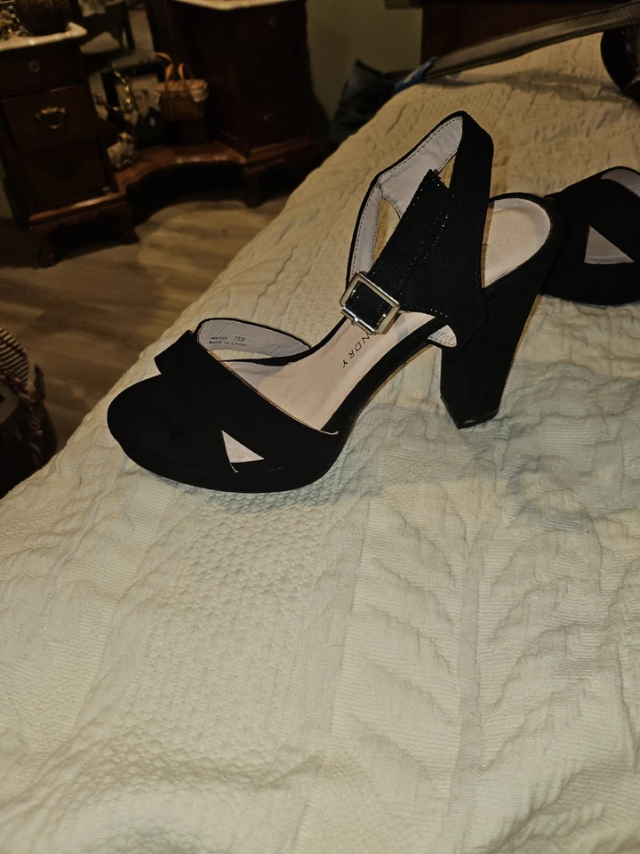 Tacones/correas chinas de gamuza negra con tiras informales o de fiesta. Talla 7,5 Foto 2 de 4