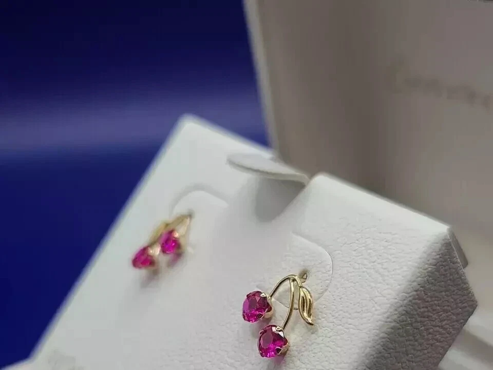 Pendientes de lujo enchapados en oro amarillo de 14 k con pasador de cereza rubí de corte redondo de 1 quilate creados en laboratorio Foto 2 de 3