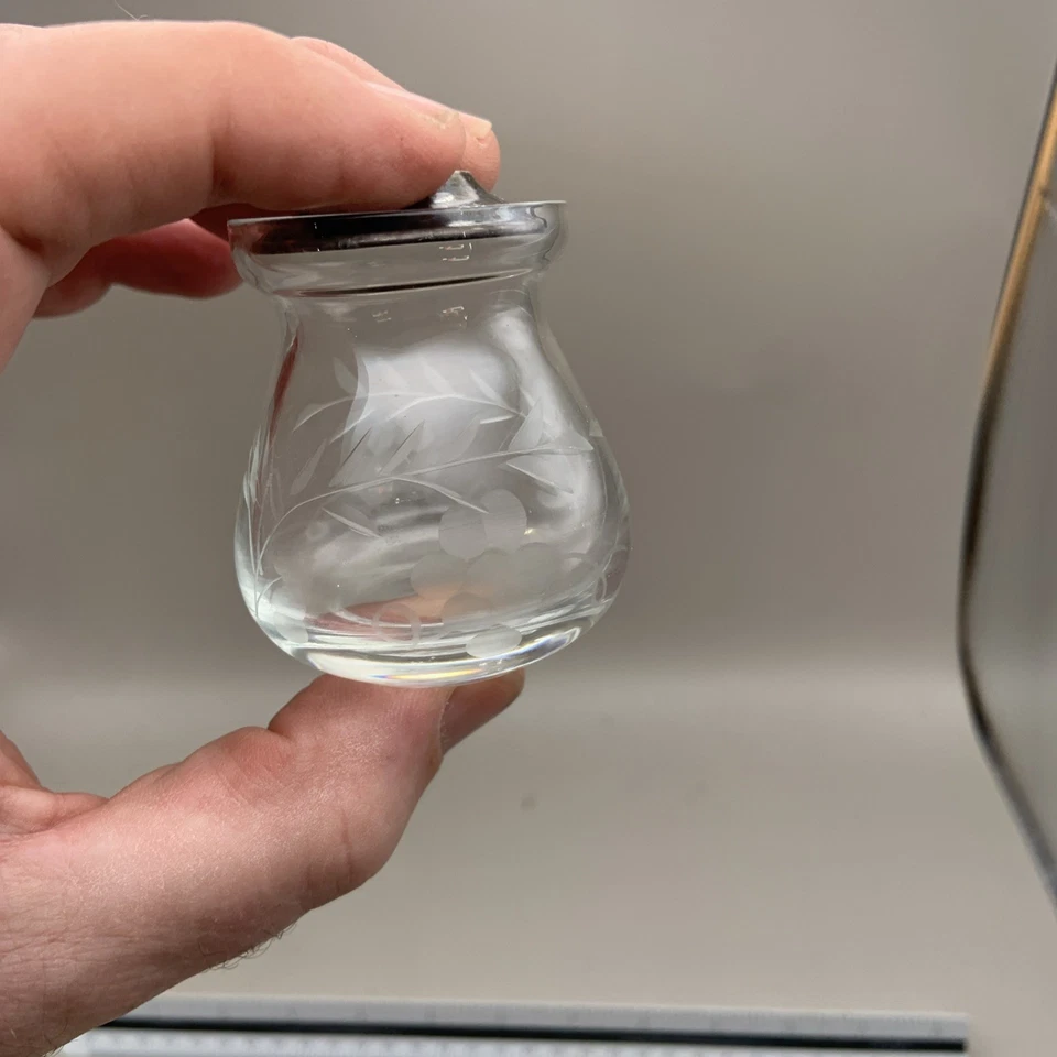 Tarro de mermelada dulce diseño de vidrio grabado con tapa Webster de plata de ley Foto 2 de 4