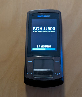 Samsung SGH-U900 Slider Handy Schwarz/Silber 5,0 MP Kamera 32 MB inkl. Ladegerät