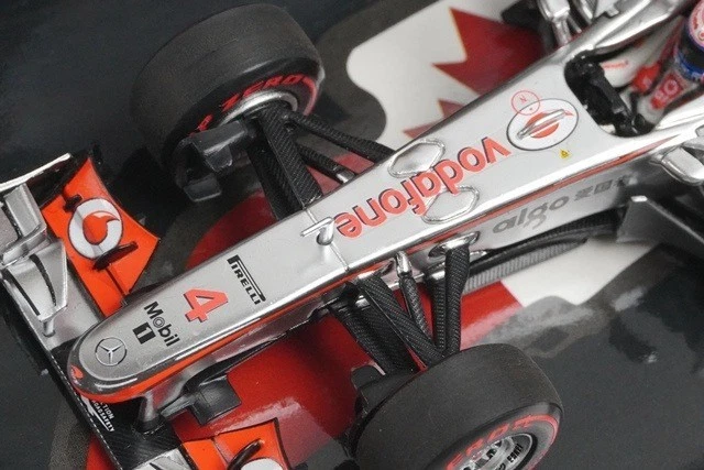 1:43 MINICHAMPS 533114314 Vodafone McLaren Mercedes MP4-26 Canada 2011 #4 model - Image 4 of 4