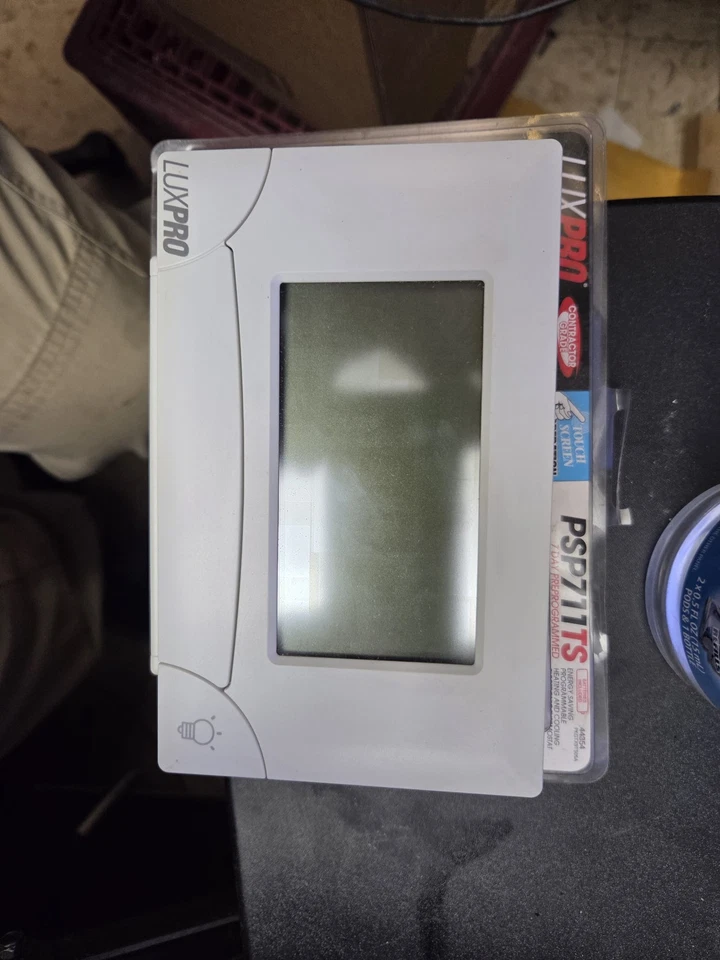 LuxPro PSP711TS Programmierbarer Touchscreen Thermostat