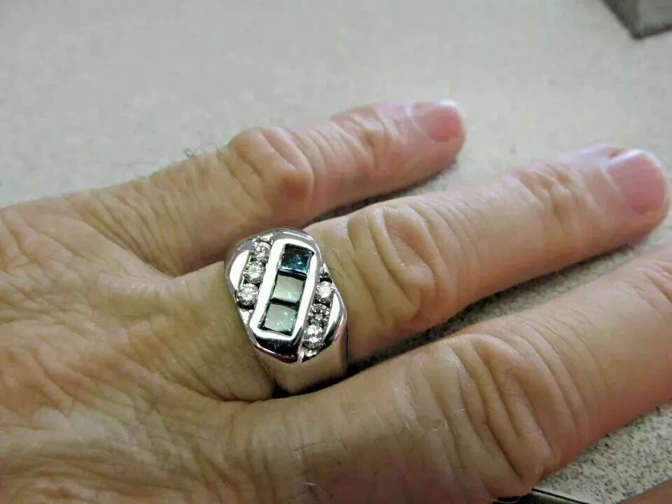 Anillo de boda de zafiro azul creado por princesa de 2 quilates enchapado en oro blanco de 14 k para hombre Foto 3 de 4