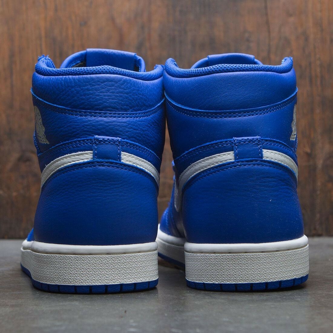 Nike Air Jordan 1 Retro High OG Hyper Royal Size 9.5. 555088-401