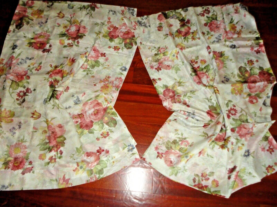 PANELES DE VENTANA AMERICAN LIVING GRANTLEY FLORAL AZUL ROSA TRANSPARENTE (PAR) 54 X 84  Foto 2 de 4