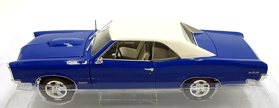 Greenlight 1/18 Scale Diecast HWY-18047 - 1966 Pontiac GTO - Blue/White - Image 4 of 4