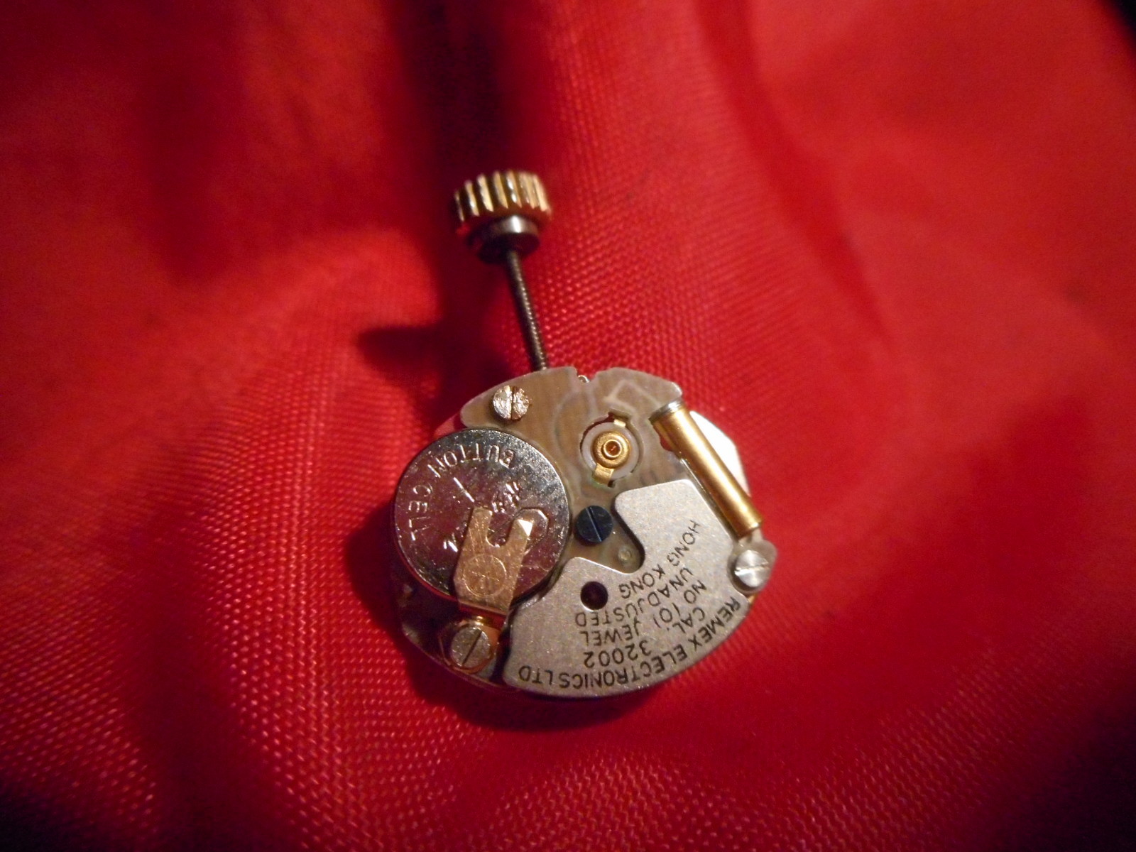 REMEX 32002 QUARTZ WATCH MOVEMENT TESTED RUNS A1 PLUS STEM AND CROWN