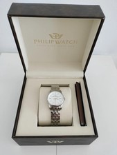 Reloj de pulsera plateado con esfera blanca